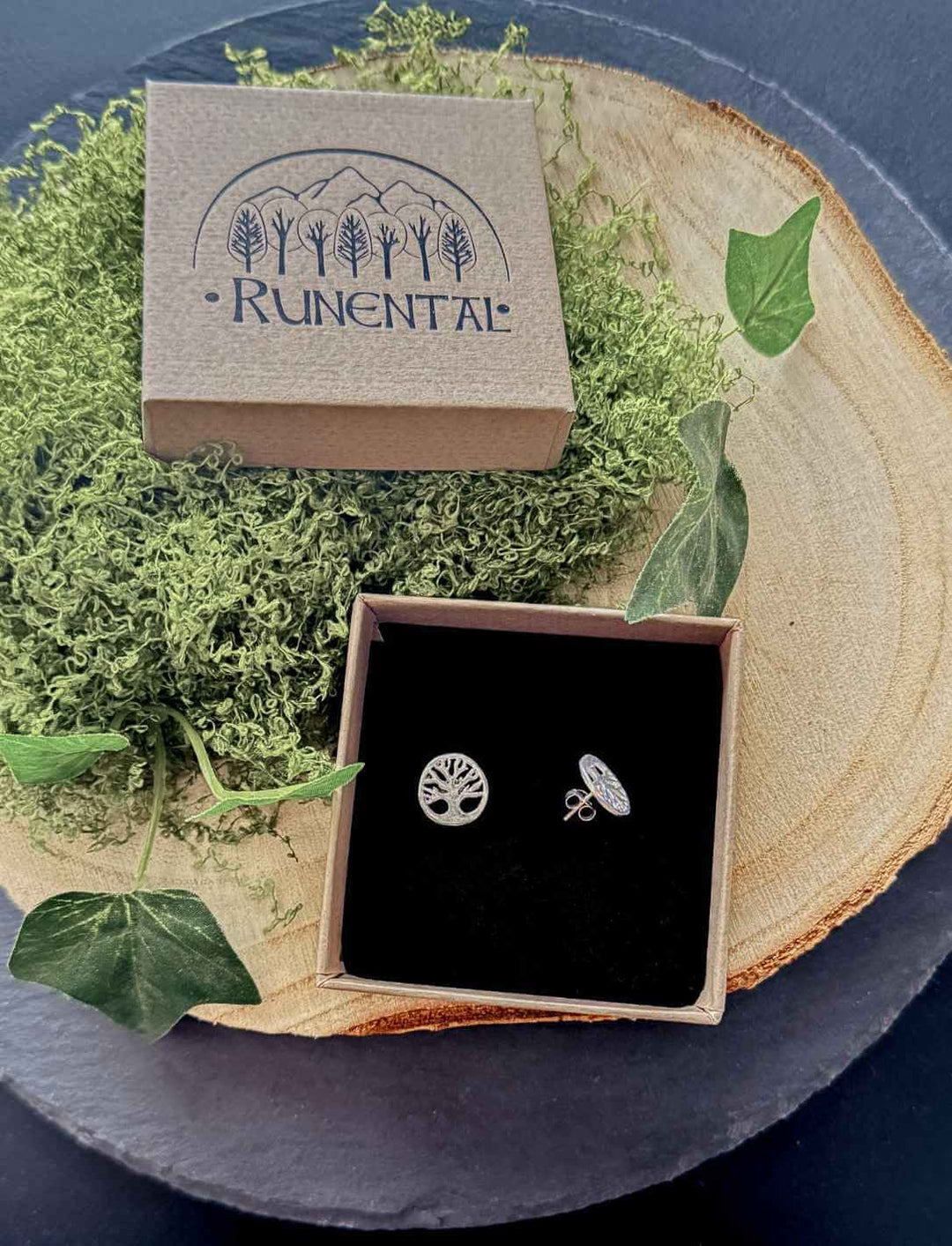 Roots of Eternity – Lebensbaum Ohrstecker aus 925er Silber in naturinspirierter Schmuckbox auf Holz und Moos-Untergrund, präsentiert von Runental.de