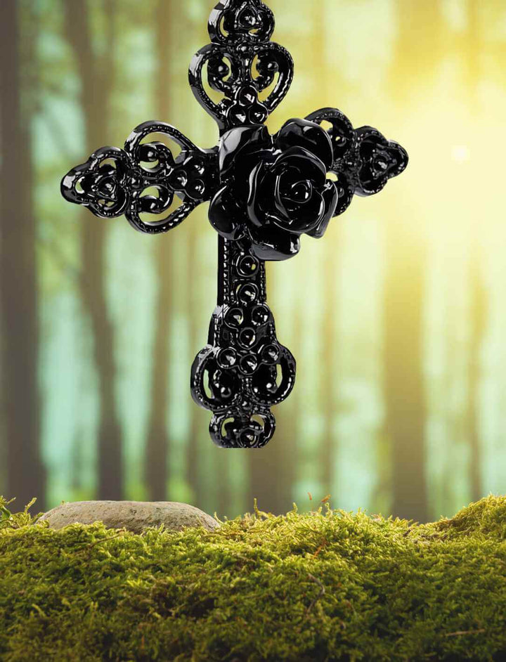 Mystisches Amulett Rosa Nocturna – schwarzes Kreuz mit Rose in verzauberter Waldkulisse