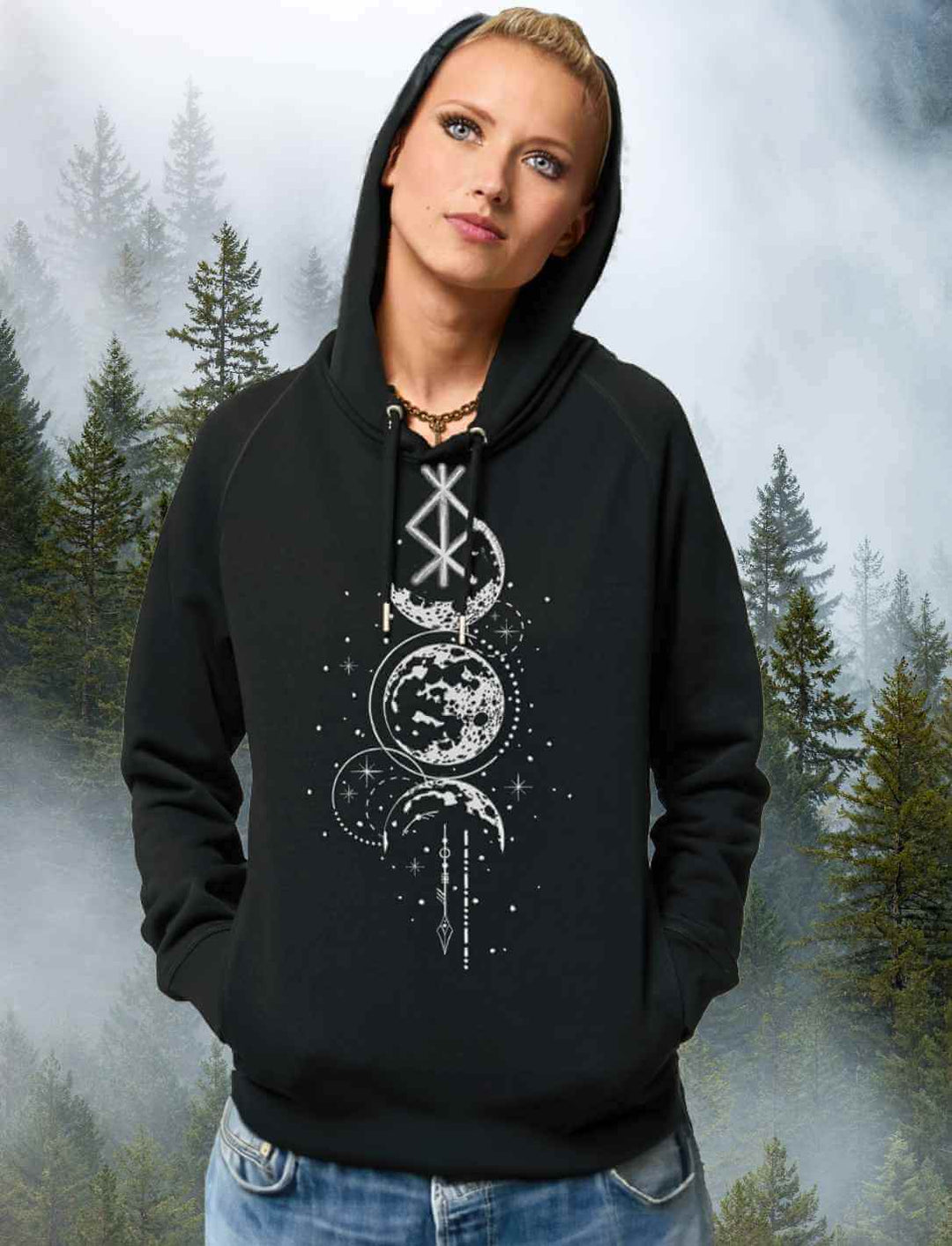 Blonde Frau trägt Rune des Mondschein Wächters Unisex Hoodie aus Bio-Baumwolle und recyceltem Polyester von Runental.de in schwarz.