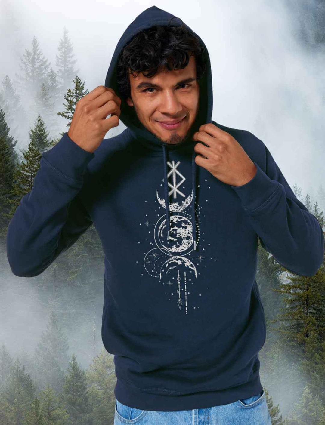 Junger Mann trägt Rune des Mondschein Wächters Unisex Hoodie aus Bio-Baumwolle und recyceltem Polyester von Runental.de in french Navy.