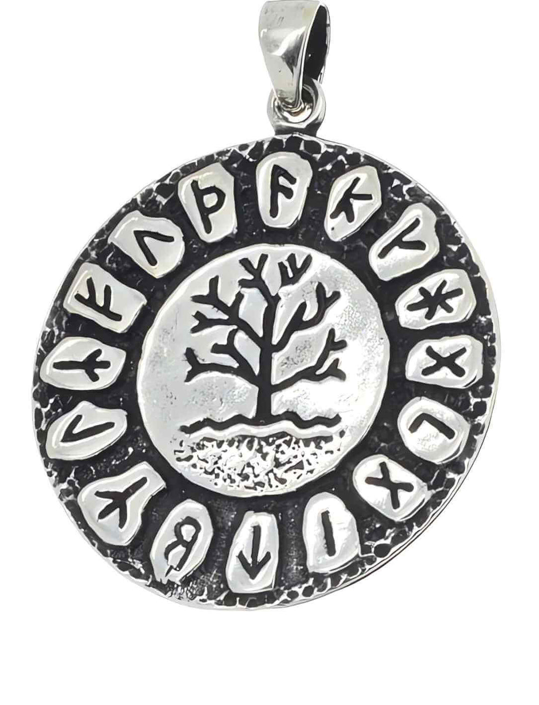 Runenaura Yggdrasils Anhänger auf weißem Hintergrund – Ein fein gearbeiteter 925 Sterling Silber Anhänger, der das symbolträchtige Bild des Yggdrasil mit umgebenden Runen zeigt, ein Stück, das die Kraft nordischer Legenden einfängt