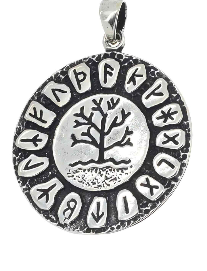 Runenaura Yggdrasils Anhänger auf weißem Hintergrund – Ein fein gearbeiteter 925 Sterling Silber Anhänger, der das symbolträchtige Bild des Yggdrasil mit umgebenden Runen zeigt, ein Stück, das die Kraft nordischer Legenden einfängt
