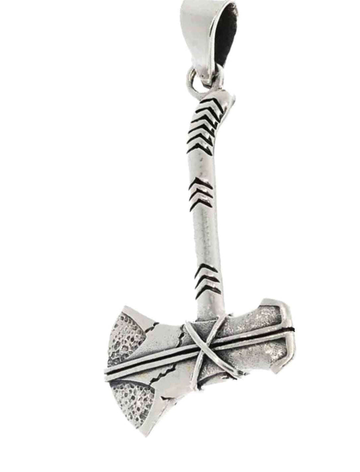 Runenaxt des Nordens – Authentischer 925 Sterling Silber Wikingeraxt-Anhänger mit historischen Runen auf weißem Hintergrund