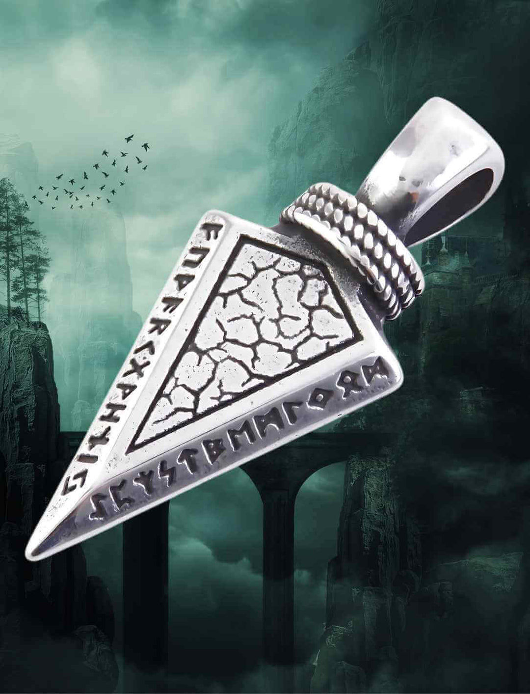 Edelstahl-Anhänger Runenpfeil mit vollständigem Runenalphabet, vor mystischem Nebelwald und alten Säulen