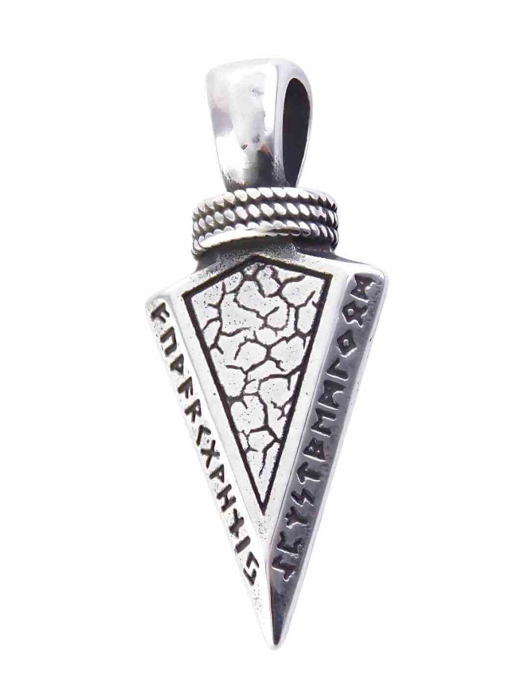 Runenpfeil-Amulett aus Edelstahl mit altem Runenalphabet und rissähnlicher Struktur, auf weißem Hintergrund