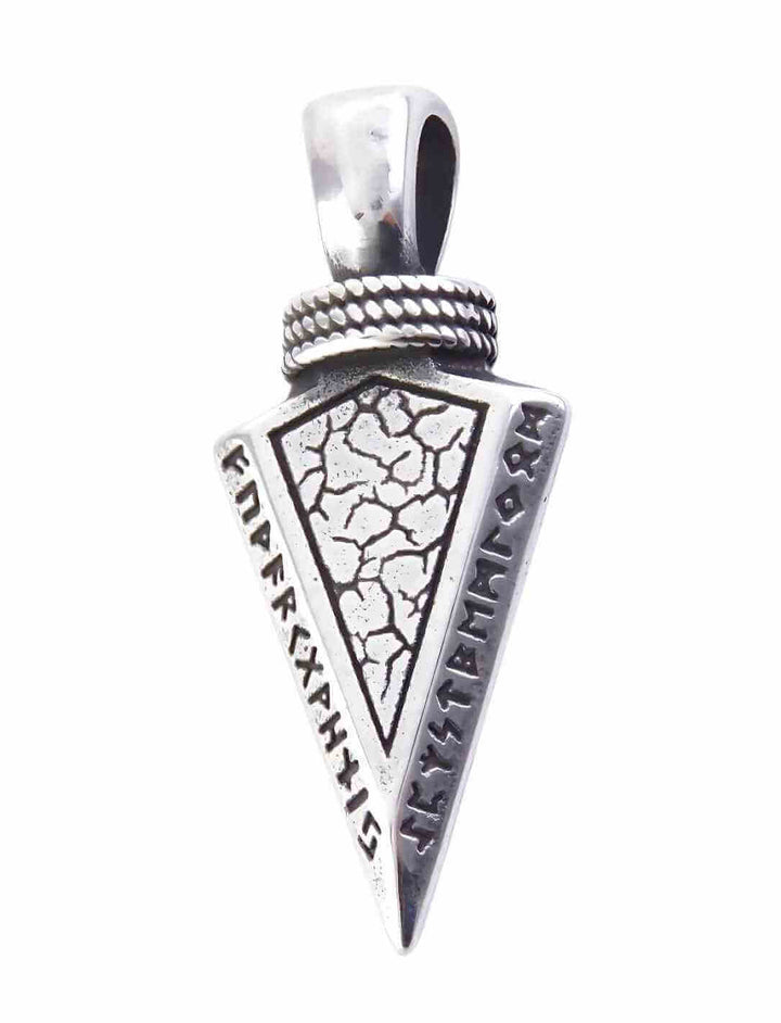 Runenpfeil-Amulett aus Edelstahl mit altem Runenalphabet und rissähnlicher Struktur, auf weißem Hintergrund