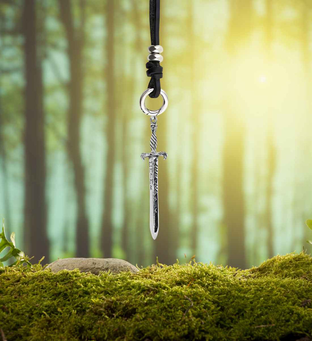 Runenschwert von Asgard Anhänger mit 'Band des Waldläufers' – Ein 925 Sterling Silber Schwertanhänger, geknüpft an ein robustes Lederband, verkörpert die Wildheit und den Geist des Waldläufers.