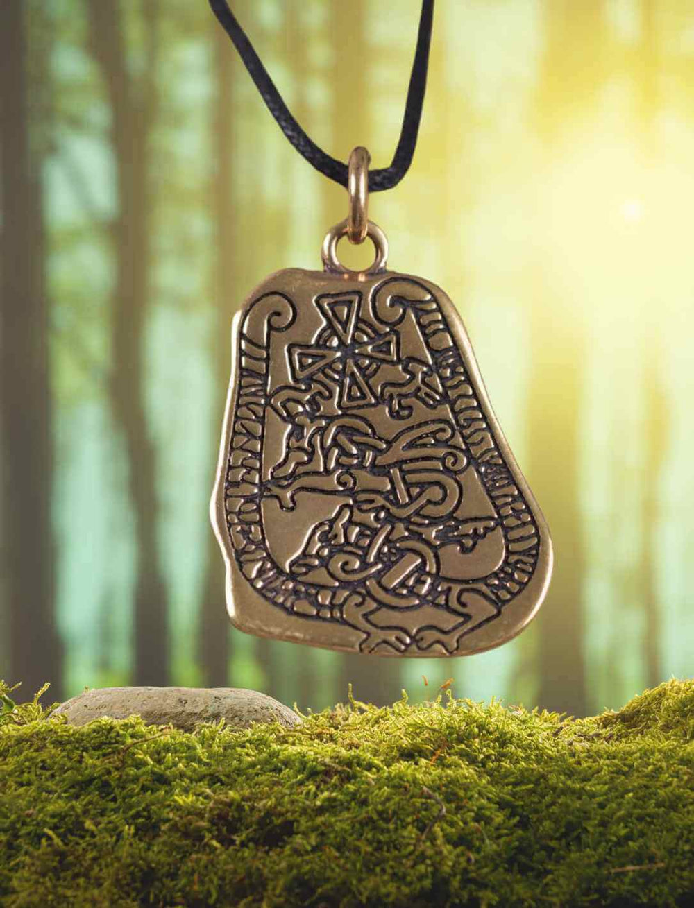 Bronzefarbenes Wikinger-Amulett, inspiriert von einem Runenstein aus Uppland, mit verschlungenen Linien und Tiermotiven, umgeben von mystischer Waldatmosphäre.