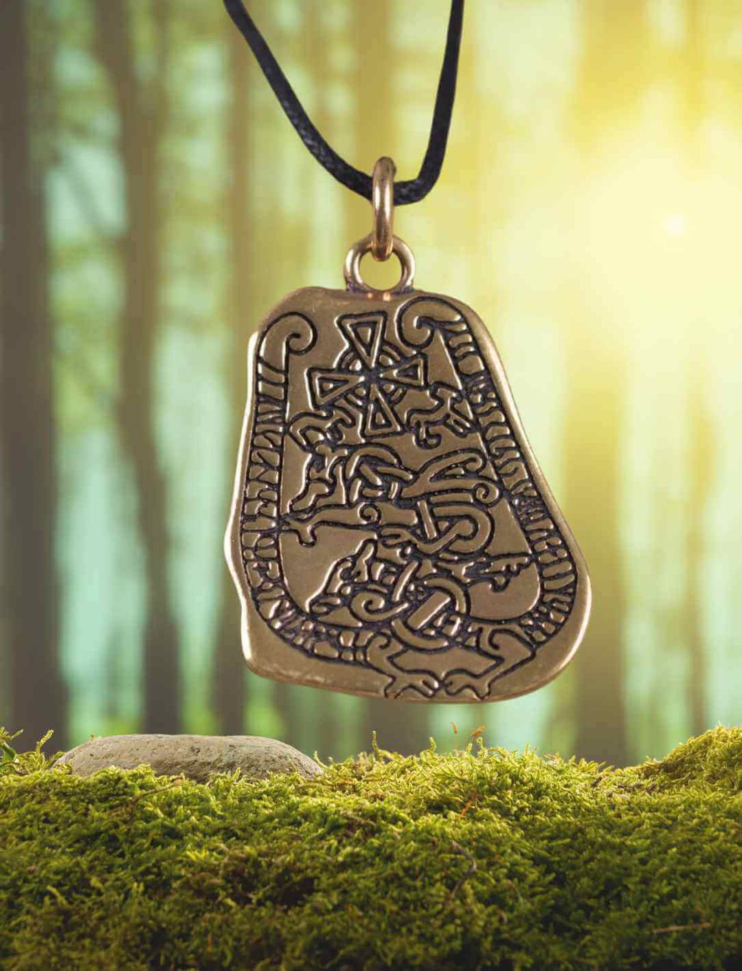 Bronzefarbenes Wikinger-Amulett, inspiriert von einem Runenstein aus Uppland, mit verschlungenen Linien und Tiermotiven, umgeben von mystischer Waldatmosphäre.