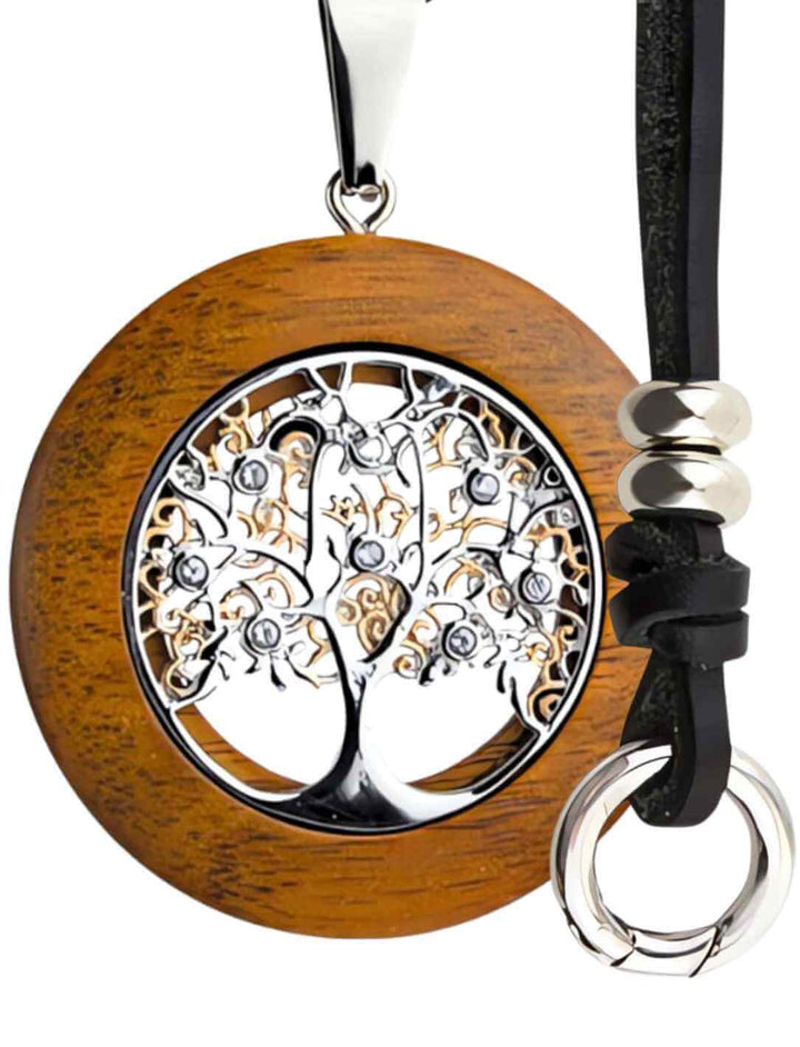 Set: Baum der Ewigkeit Holzanhänger mit Lederkette Band des Waldläufers, auf weissem Hintergrund.