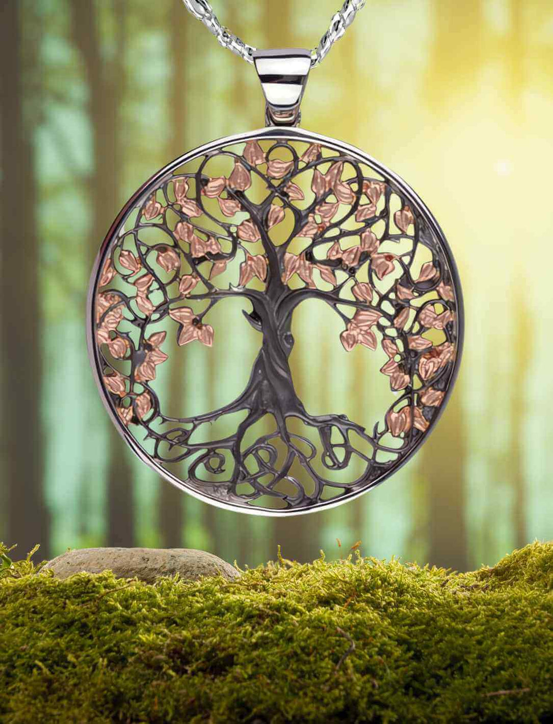SET Weltenbaum des Lebens Silberkette, rotgold beschichtet und schwarz platiniert mit Silberkette des Sternenstaubs fotografiert auf Wald- Moos Hintergrund.