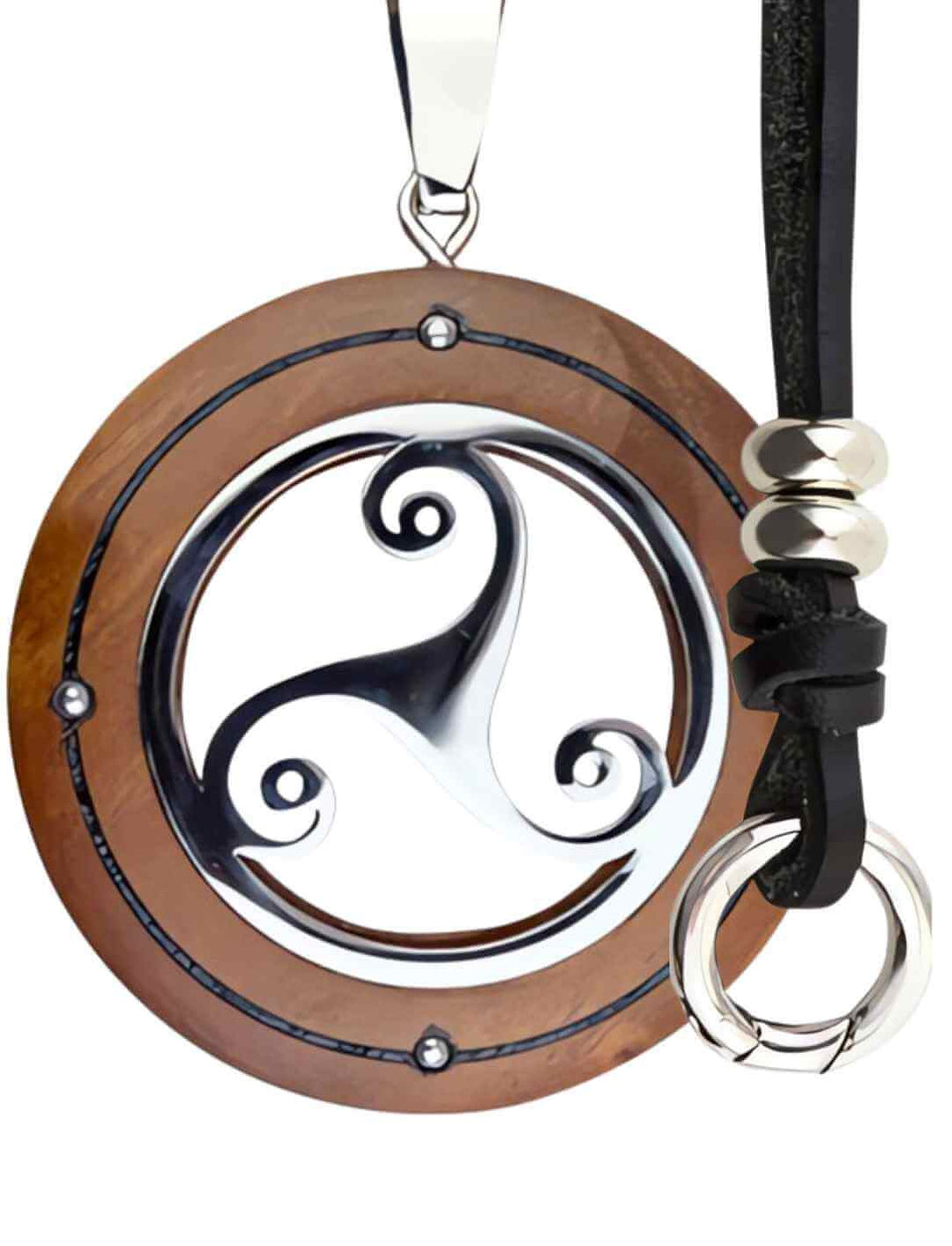 Set: Triskele des Schutzes Holzanhänger mit Lederkette Band des Waldläufers, auf weissem Hintergrund.