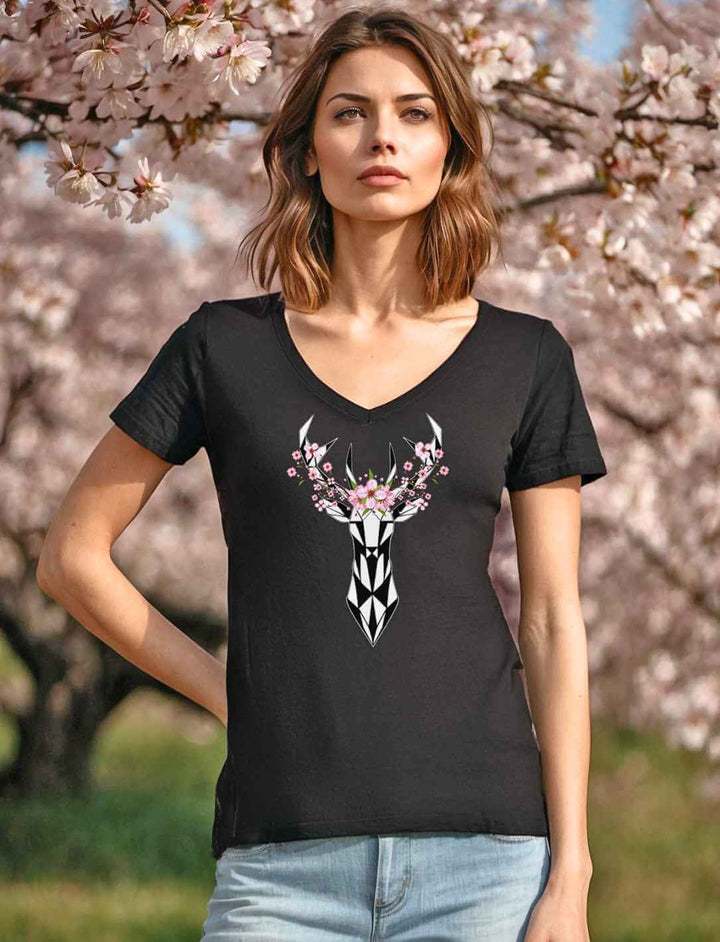 unge Frau trägt das Organic Damen V-Neck Shirt in Schwarz vor einem Kirschblüten-Hintergrund