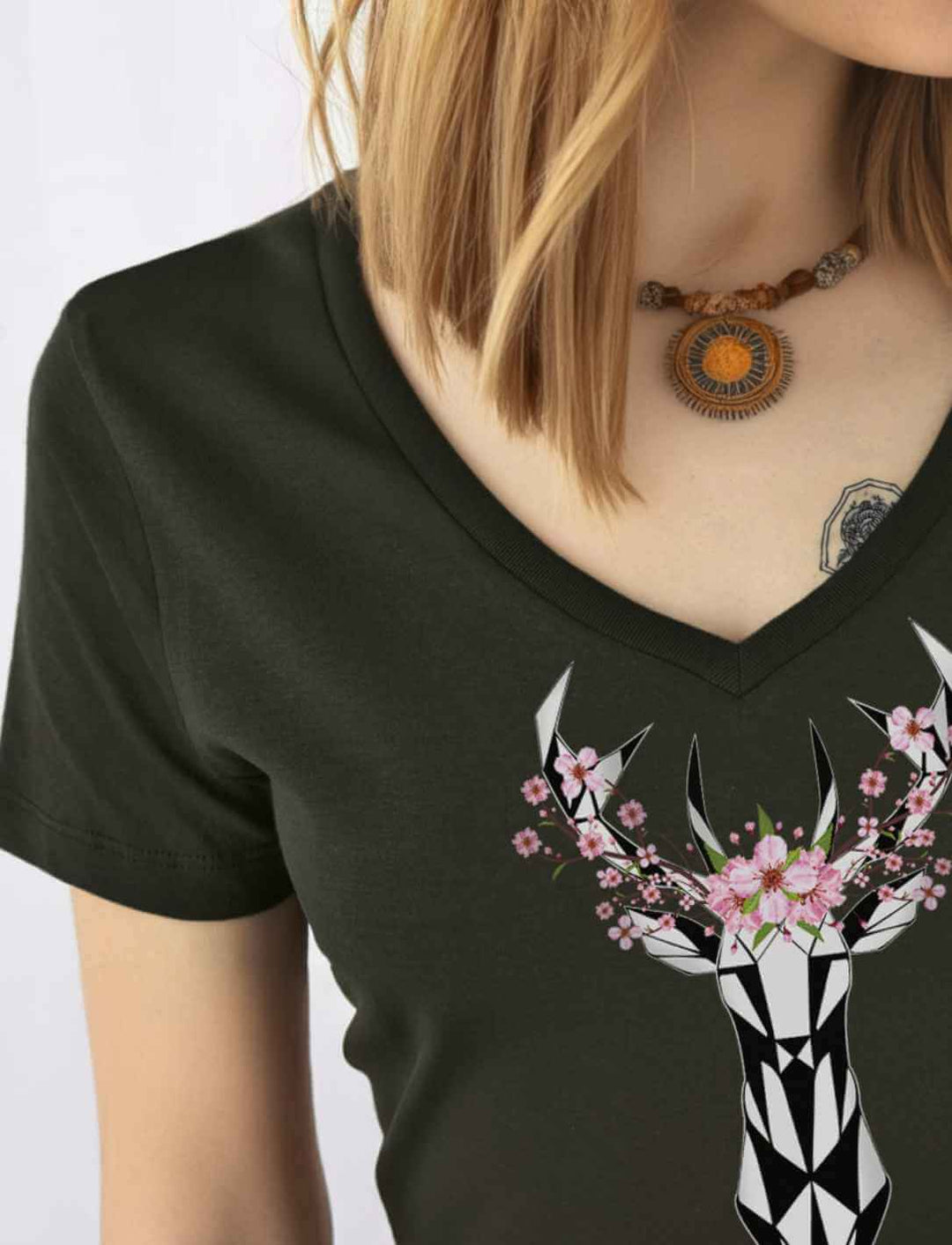 Seitenansicht des Sakura Deer Organic Damen V-Neck Shirts
