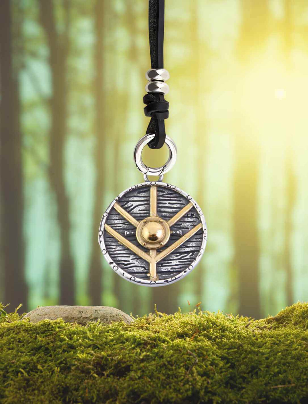 Schild von Asgard – Mystisches Amulett der Weltenesche Yggdrasil auf Wald/Mooshintergrund mit Lederkette Band des Waldläufers