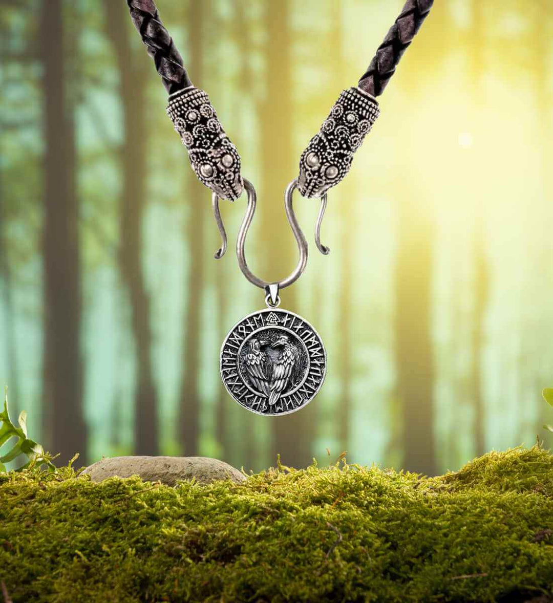 Seher von Asgard Anhänger an der 'Band des Rabenwächters' Lederkette mit Rabenenden – mystischer und kraftvoller Schmuck, der die Verbindung zu den Göttern symbolisiert.