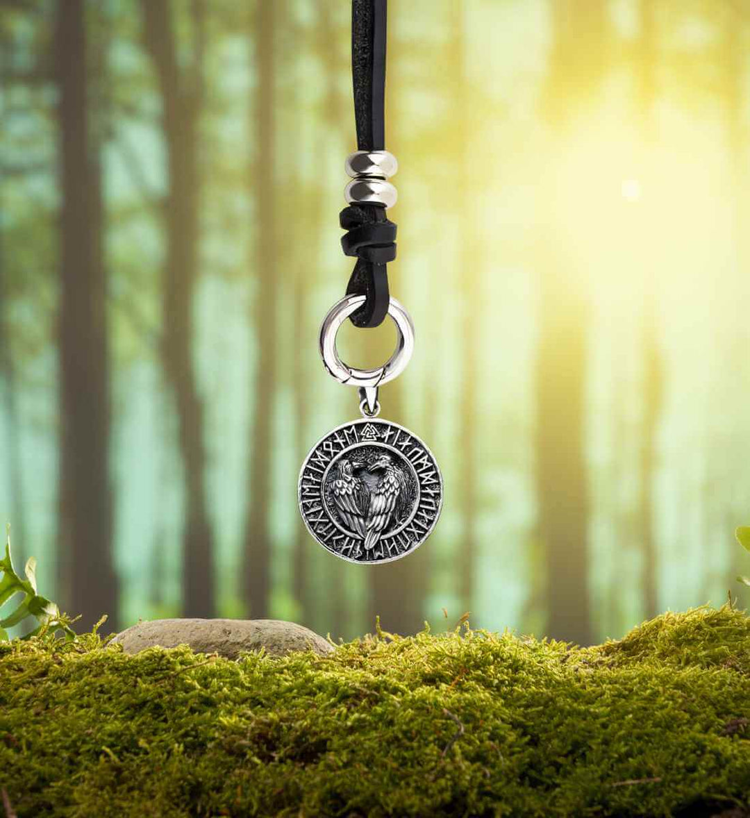 Seher von Asgard Anhänger an der Lederkette 'Band des Waldläufers' mit Öffnungsclip – robust und stilvoll, ideal für Abenteurer und Liebhaber der nordischen Kultur.