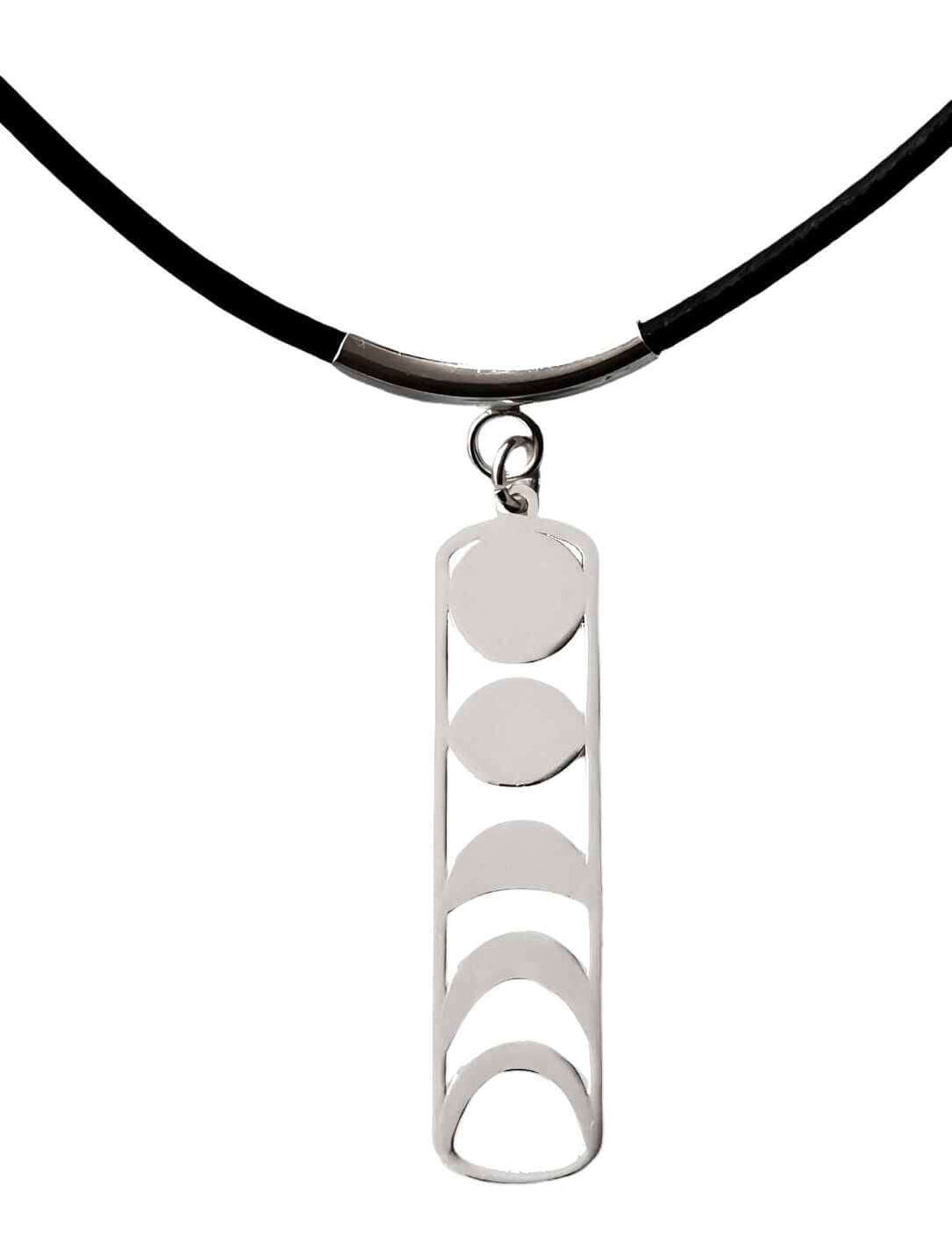 Anhänger Spiegel der Mondphasen aus 925 Sterling Silber an schwarzem Echtlederband, fotografiert auf weißem Hintergrund. Zeigt die Phasen des Mondes in einem eleganten Design.