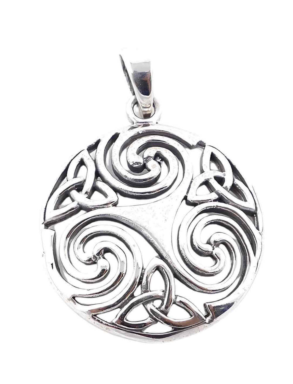 Detailaufnahme des silbernen Triskele-Anhängers mit Triquetra-Verzierungen – keltisches Symbol für Vergangenheit, Gegenwart und Zukunft auf weißem Hintergrund