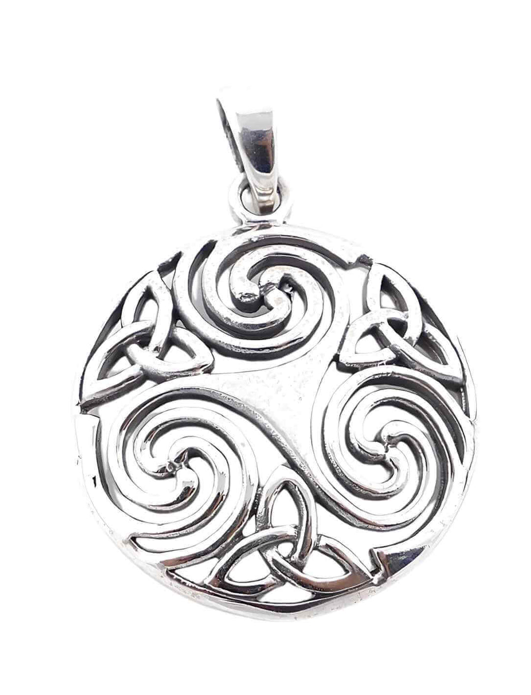 Detailaufnahme des silbernen Triskele-Anhängers mit Triquetra-Verzierungen – keltisches Symbol für Vergangenheit, Gegenwart und Zukunft auf weißem Hintergrund