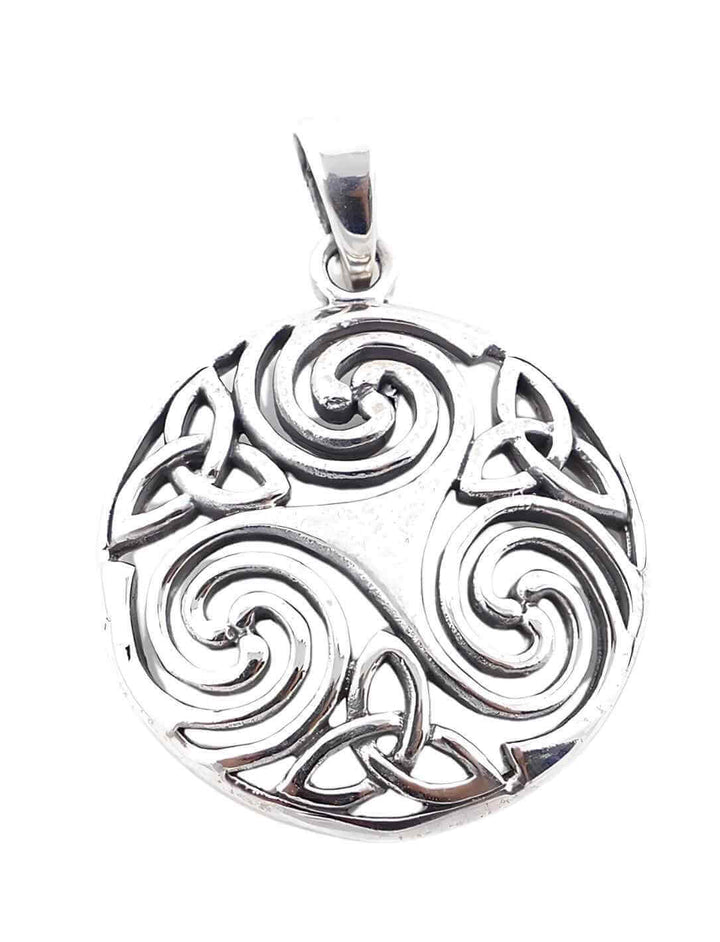 Detailaufnahme des silbernen Triskele-Anhängers mit Triquetra-Verzierungen – keltisches Symbol für Vergangenheit, Gegenwart und Zukunft auf weißem Hintergrund