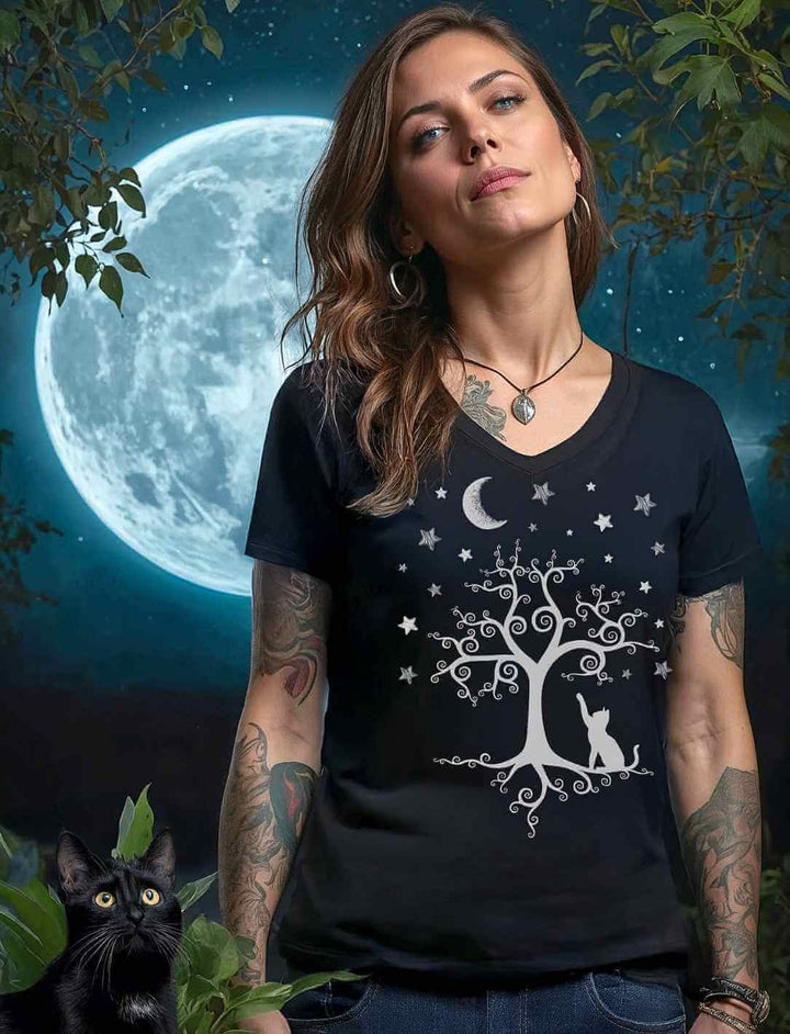 Frau trägt das Silbermondtraum V-Neck Shirt in Schwarz, mit Mondschein und Natur im Hintergrund. Mystisches Design mit Lebensbaum und Katze.