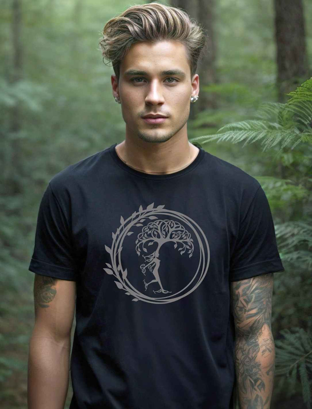 Junger Mann im Wald mit schwarzem Unisex T-Shirt 'Silvaner Lebensbaum' von Runental.de, in der Natur.