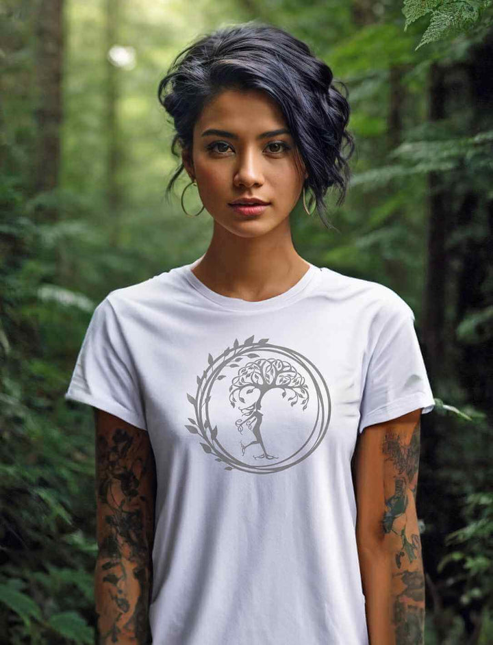 Junge Frau im Wald mit weissem Unisex T-Shirt 'Silvaner Lebensbaum' von Runental.de, umgeben von grüner Natur