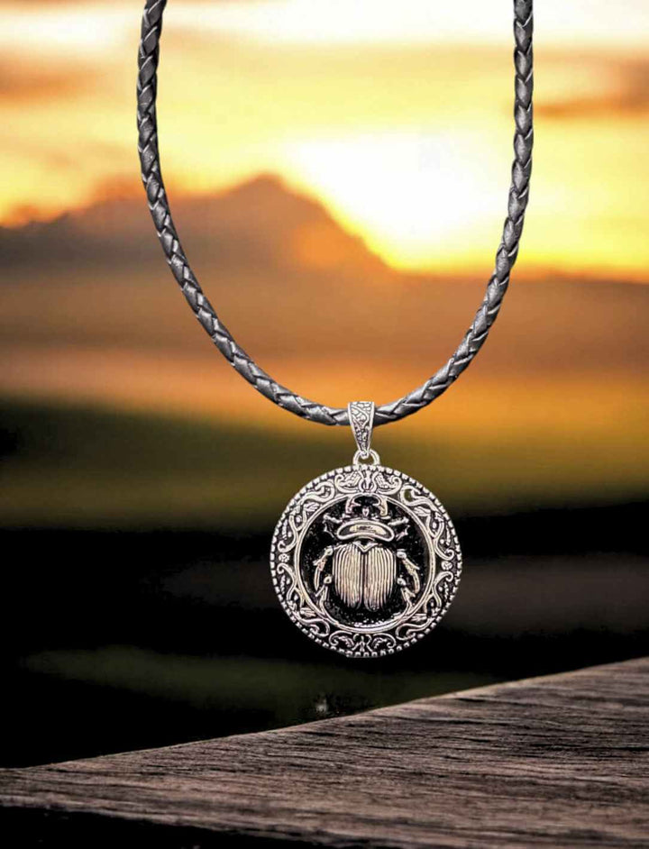 Skarabäus-Medaillon mit geflochtener Lederkette – vereint Symbolik, Stärke und Eleganz