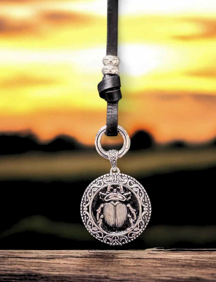 Skarabäus-Amulett mit dem „Band des Waldläufers“ – robuste Lederkette mit praktischem Öffnungssclip