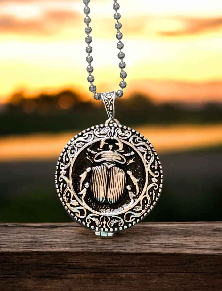 Skarabäus-Anhänger mit silberfarbener Kugelkette – im Glanz der alten ägyptischen Legenden