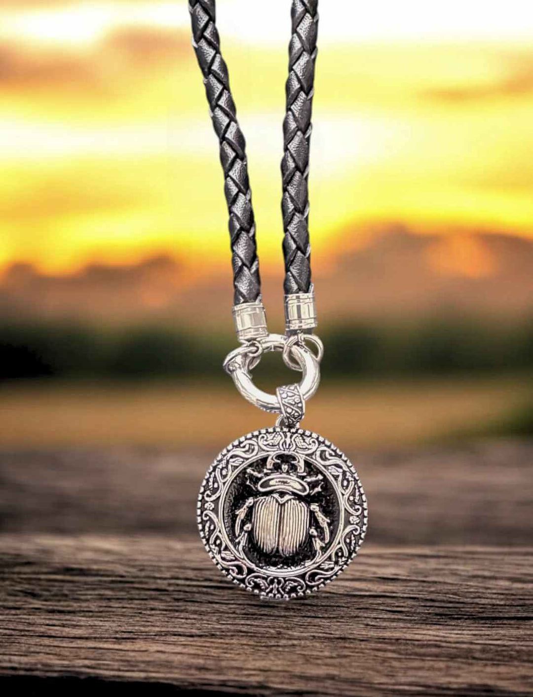 Skarabäus-Anhänger mit gedrehter Lederkette und Öffnungssclip – kraftvoller Talisman für unterwegs
