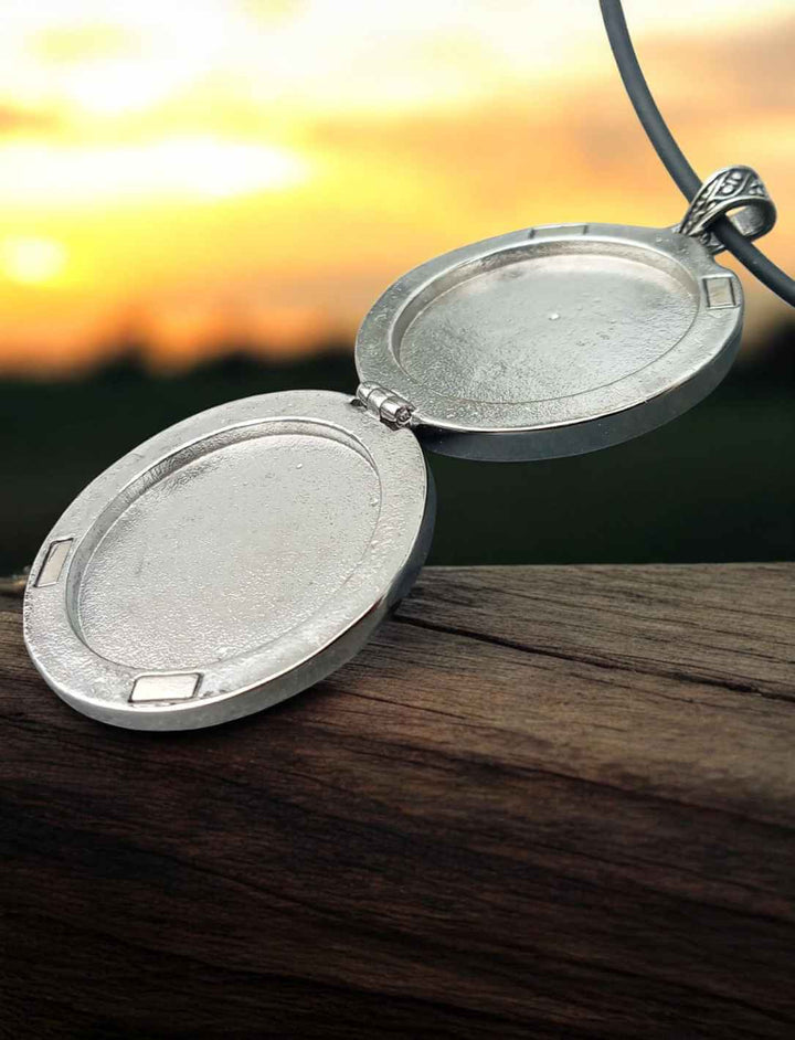 Geöffneter Skarabäus-Anhänger aus Edelstahl – mit flachem Fach für persönliche Einlagen