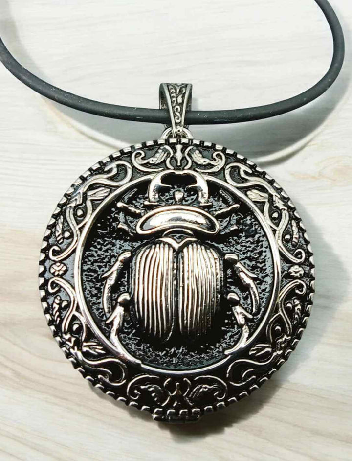 Skarabäus-Anhänger aus Edelstahl mit Lederband zum Knoten – Symbol für Erneuerung und Schutz