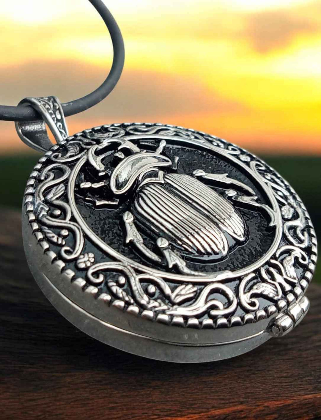 Skarabäus-Anhänger in Seitenansicht – zeigt kunstvoll gearbeitete Reliefstruktur und Magnetverschluss