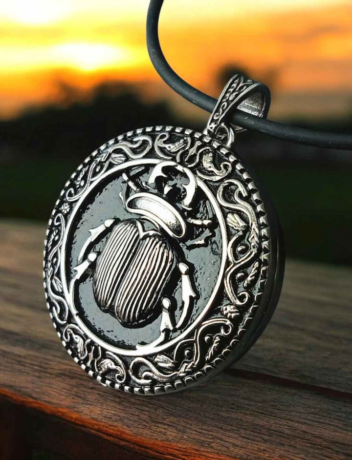 Skarabäus-Anhänger mit dunkler Lederkette – inspiriert von den alten Sagen Ägyptens