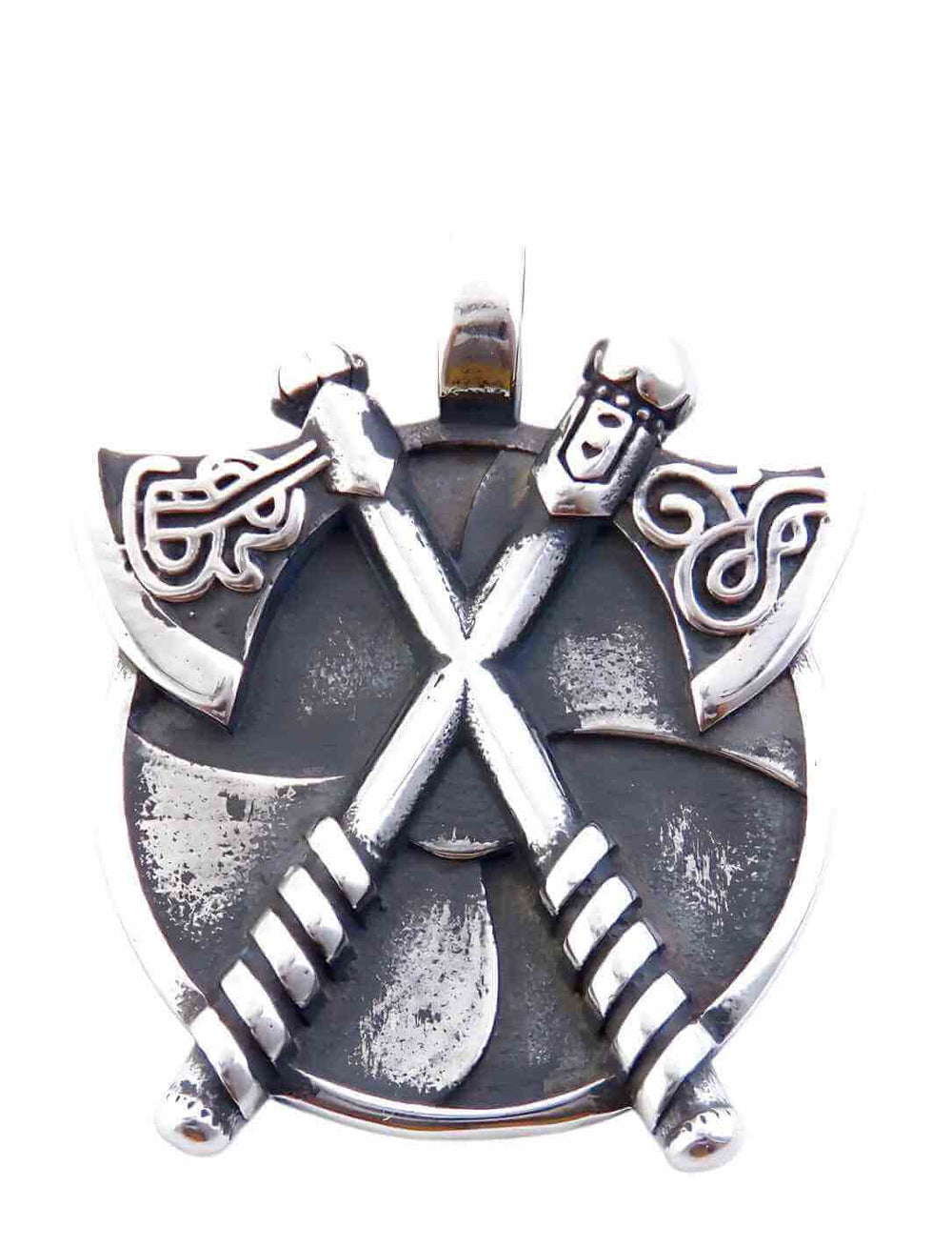 Nordischer Talisman „Skjaldborg“ aus Edelstahl mit Wikinger-Schild und Äxten – inspiriert von der Kraft des Schildwalls und der Einheit der Krieger.