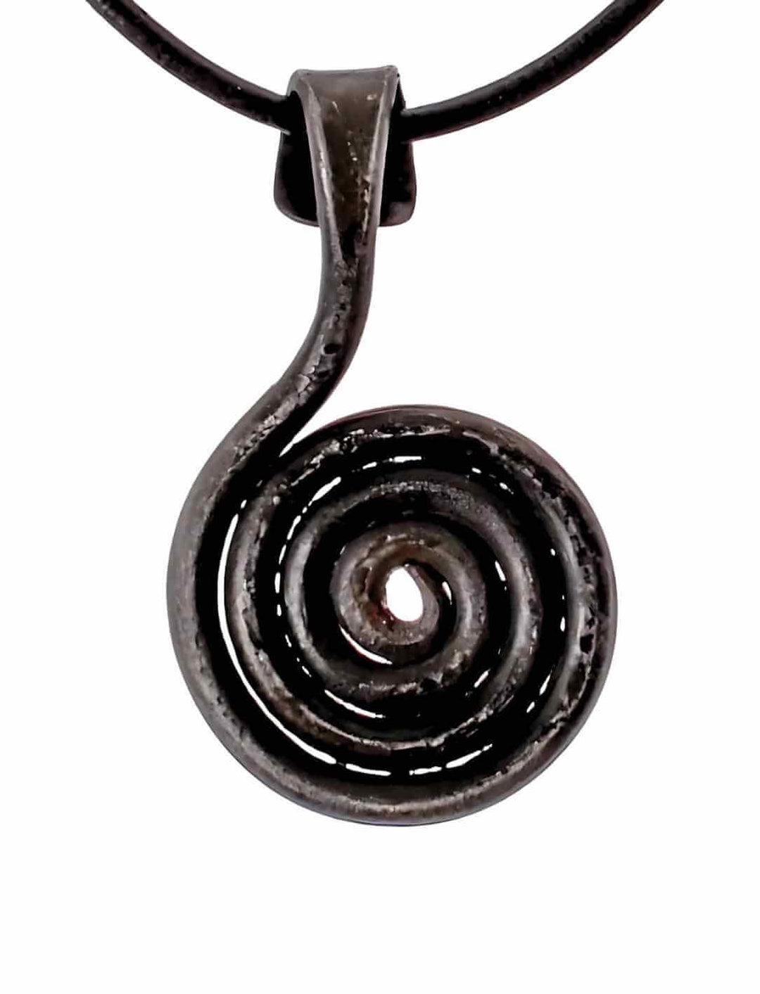 Detailaufnahme des Solsnurra â Sonnenzeichen von Midgard Amuletts, geschmiedet aus Eisen. Die kunstvolle Spirale erinnert an alte Wikingerfunde und trĂ€gt die Kraft der Sonne in sich.