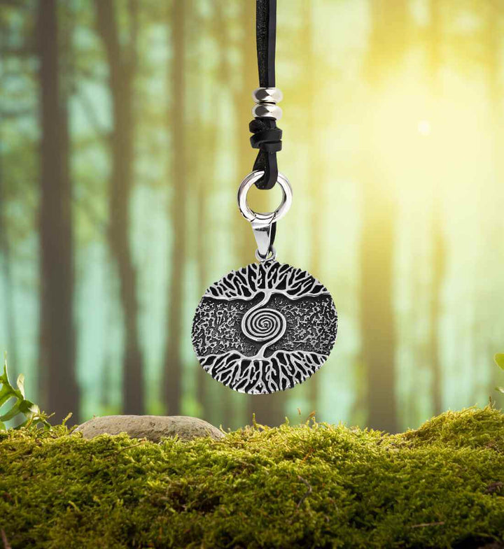 Spirale des Ursprungs Anhänger an 'Band des Waldläufers' – Der 925 Sterling Silber Lebensbaum Anhänger, sorgfältig befestigt an einem naturnahen Lederband, symbolisiert die tiefe Verbindung zwischen dem individuellen Pfad und den ewigen Zyklen der Natur.