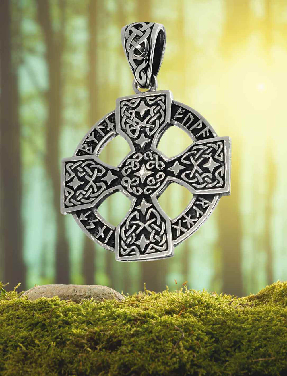 Silberanhänger mit Runenkreis und keltischem Knotenmuster auf Moos/Wald Untergrund – spirituelles Schmuckstück.