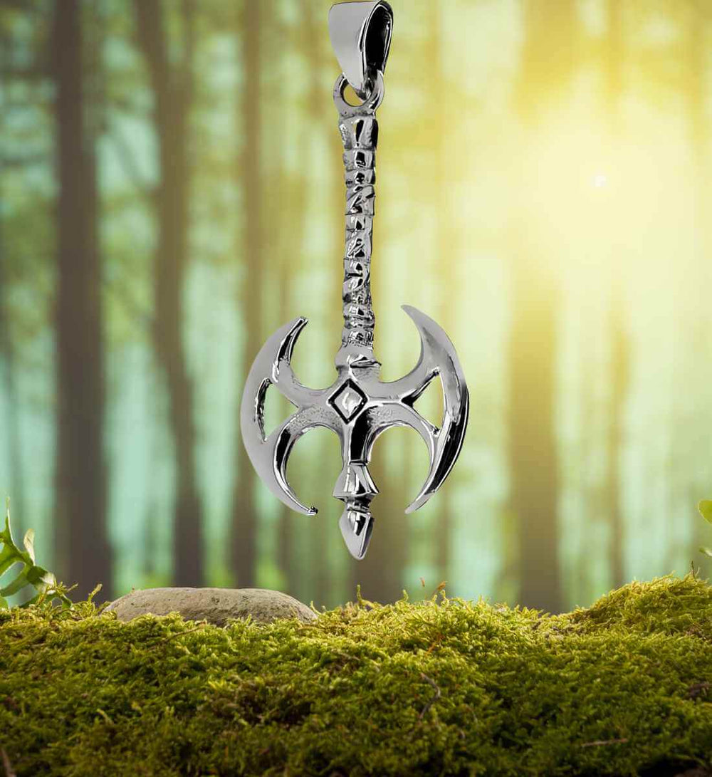 Streitaxt des Heimdall Anhänger in 925 Sterling Silber, der mit seiner detaillierten Verarbeitung und symbolischen Runen die Kraft und den Schutz des legendären Wächters Asgards darstellt