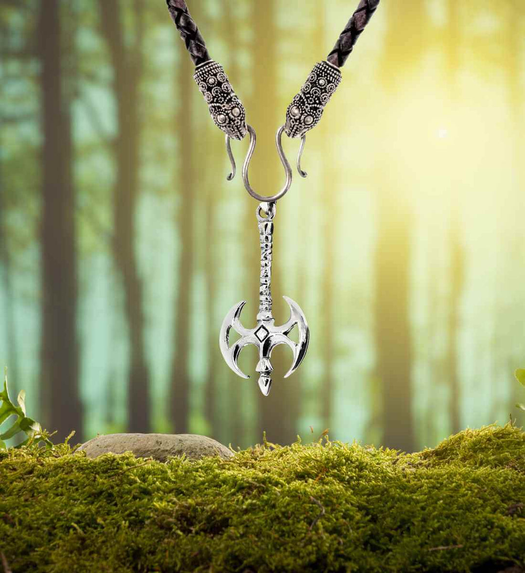 Streitaxt des Heimdall am 'Band des Rabenwächters' mit Rabenköpfen – Der markante 925 Sterling Silber Anhänger wird durch eine künstlerische Lederhalskette ergänzt, die mit ihrem einzigartigen Rabenkopf-Verschluss die Wachsamkeit und Mystik des Nordens vermittelt.