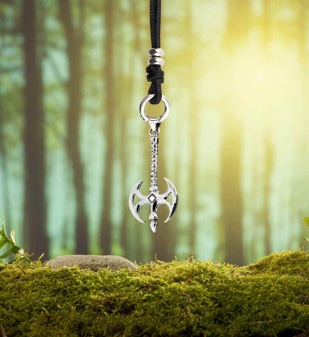 Streitaxt des Heimdall an einem 'Band des Waldläufers' – Ein 925 Sterling Silber Anhänger, gekonnt kombiniert mit einem robusten Lederband, das den Geist abenteuerlicher Naturverbundenheit einfängt.