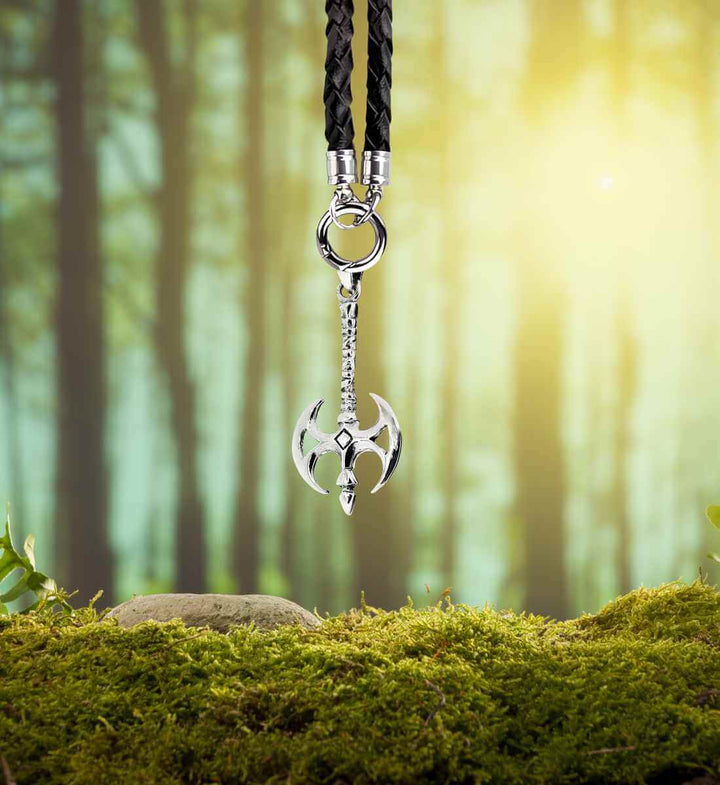 Streitaxt des Heimdall an einer gedrehten Lederkette mit Öffnungsclip – Das edle Silber des Anhängers kontrastiert mit der rustikalen Lederhalskette, bereit für den praktischen Einsatz im Alltag.