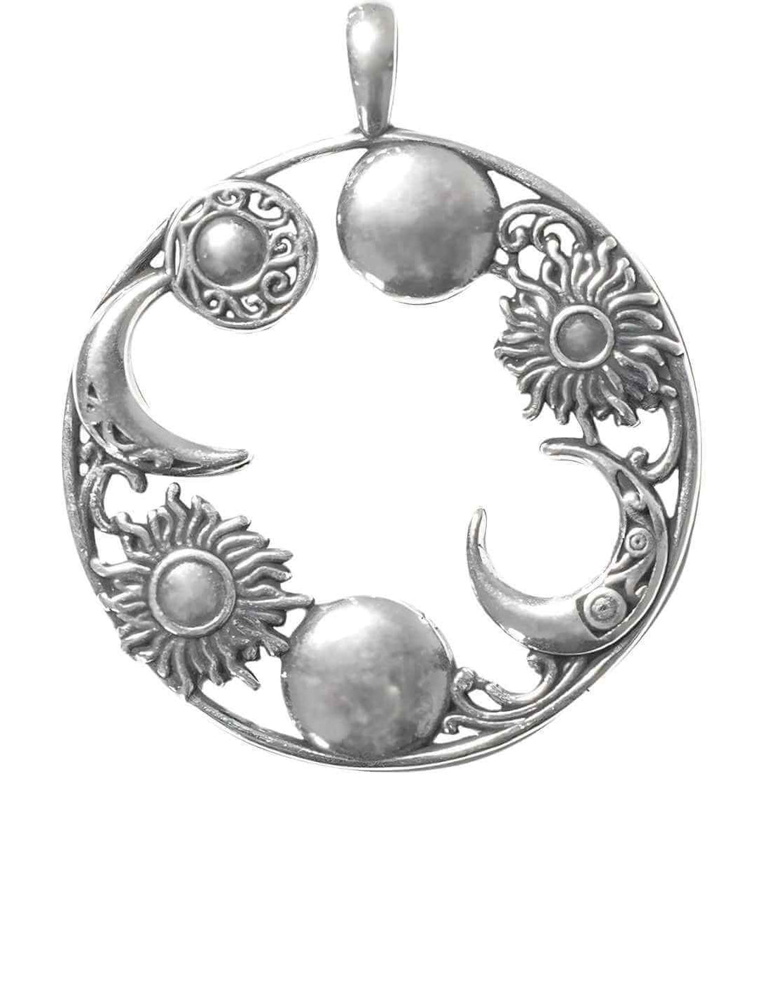 Silberanhänger mit Sonne und Mond auf weissem Hintergrund – Symbol für kosmisches Gleichgewicht