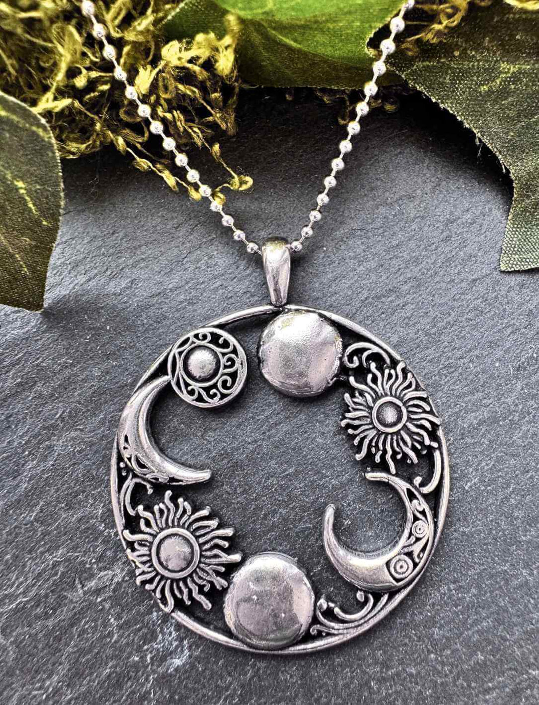 Silberanhänger mit Sonne und Mond auf dunklem Hintergrund – Symbol für kosmisches Gleichgewicht, Im Set mit filigraner Silberkette.