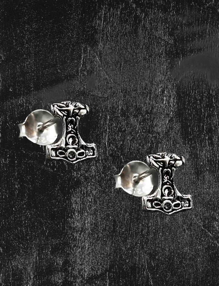 Detailaufnahme von Thor’s Hammer Ohrsteckern aus 925er Silber, präsentiert auf einem edlen schwarzen Hintergrund. Perfektes Accessoire für Wikinger-Fans.