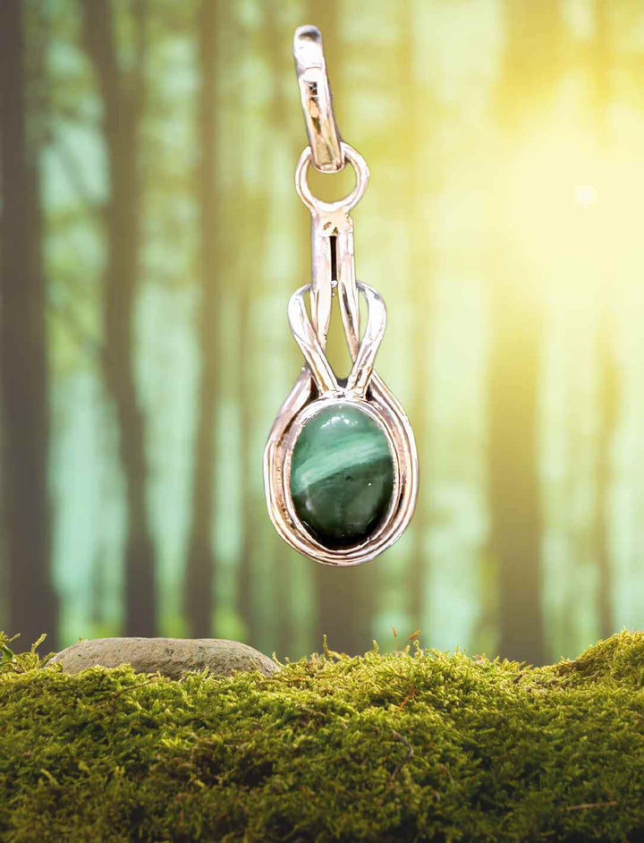 Malachit-Anhänger in keltischer Fassung – aufgenommen in magischer Waldstimmung