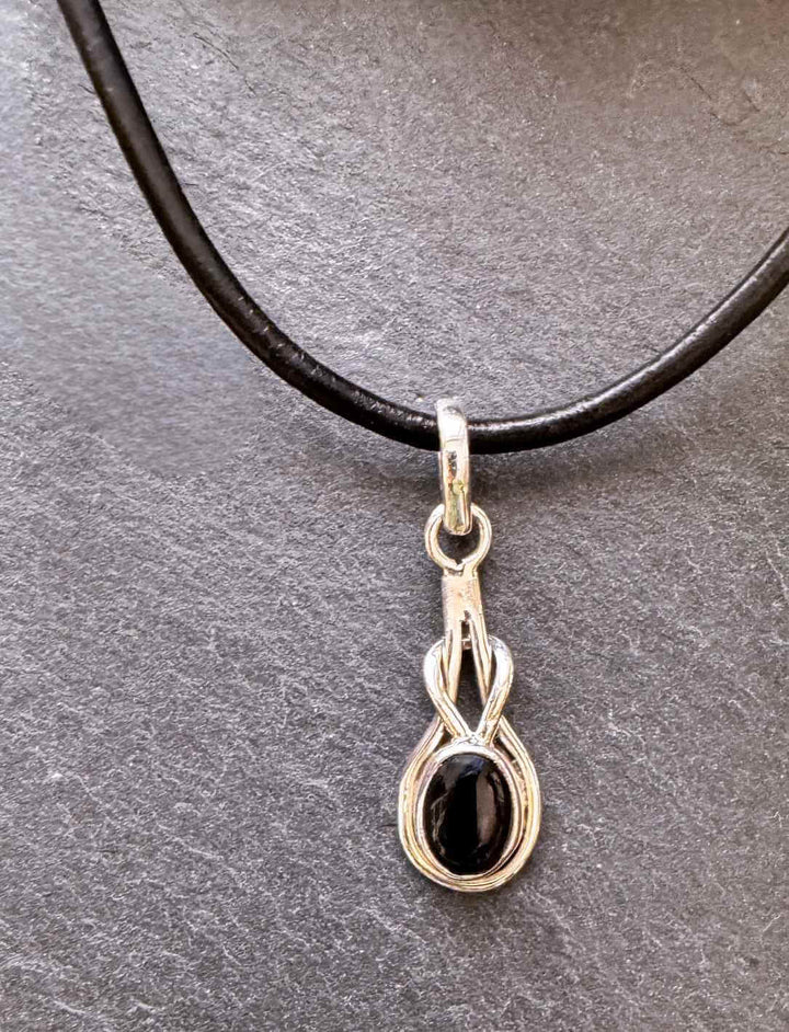 Silberanhänger mit schwarzem Onyx und keltischer Schlaufenfassung an Lederband – „Tir na Lia – Träne der Weisheit“
