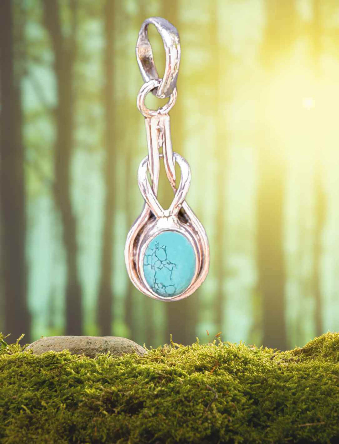 Schwebender Silberanhänger mit Türkis in mystischer Waldkulisse – Runental Fantasy-Schmuck